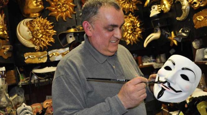 un maramuresean picteaza mastile serenissimei