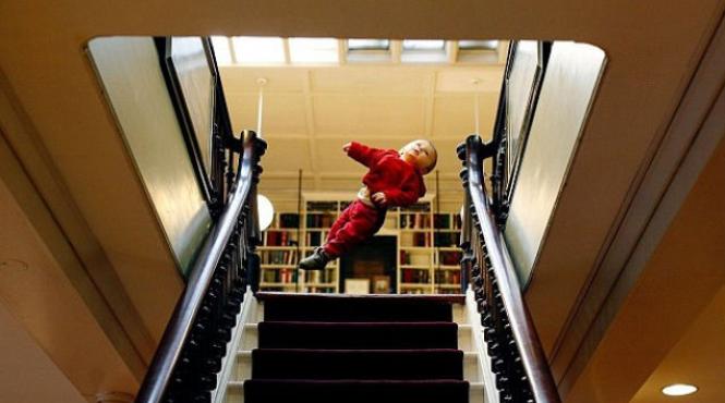 foto o mama si a fotografiat bebelusul in timp ce micutul zboara