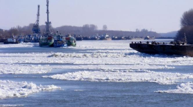 haos pe dunare o nava s a scufundat 18 ambarcatiuni in deriva din cauza sloiurilor de gheata imagini live