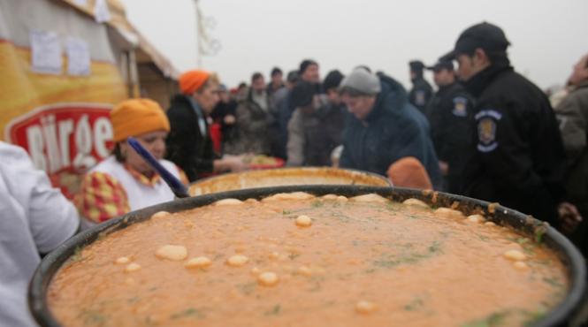 cea mai tare reteta romaneasca tocana politica cu ciolan a la base