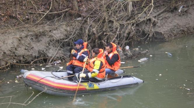 un barbat din cluj banuit ca s ar fi sinucis si doi copii ai acestuia in varsta de 3 si 15 ani cautati de pompieri si scafandri in lacul tarnita