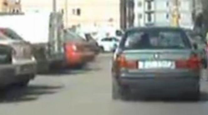 un constantean a intrat cu masina in stalp fiind urmarit de politie in centrul orasului video