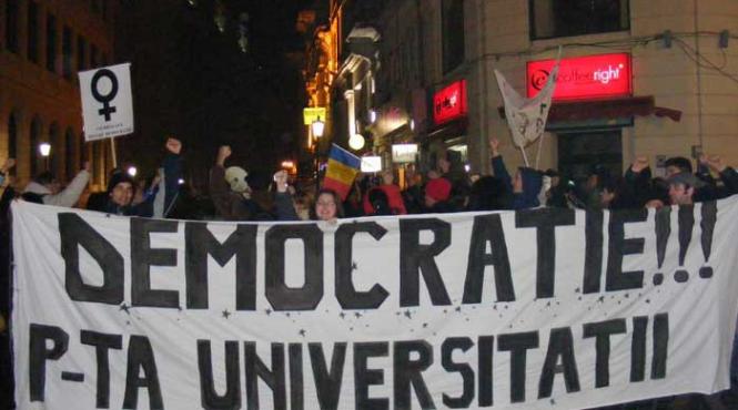 voi protesta impotriva smenului national decorat cu geanta vuitton