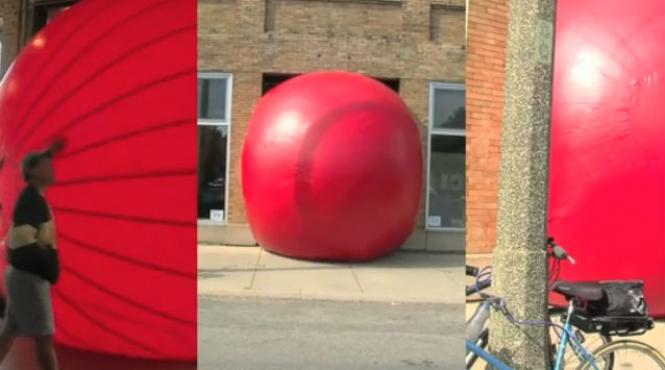 mingea rosie cum a ajuns un proiect de arta contemporana sa calatoreasca in intreaga lume video