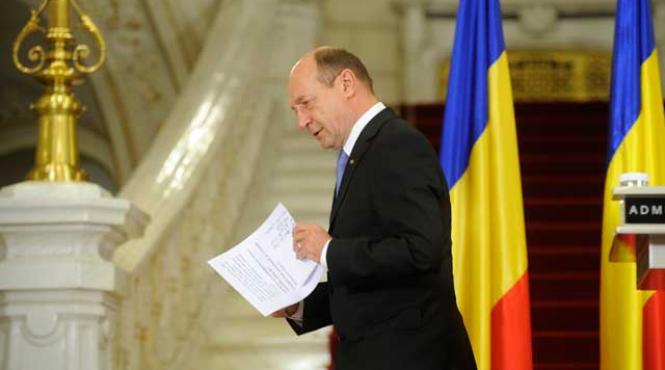 basescu tot mai singur la palat