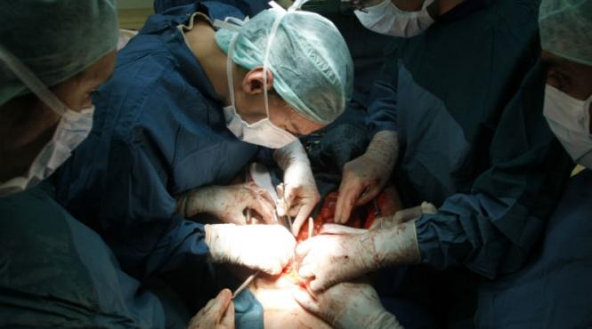 doi pacienti au primit transplanturi cu rinichi cancerosi