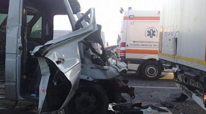 doua microbuze s au ciocnit intre afumati si petrichioaia 13 persoane ranite in urma accidentului