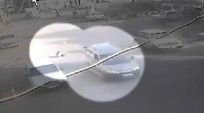 incredibil doi copii au cazut pe carosabil dintr o masina in plina viteza video