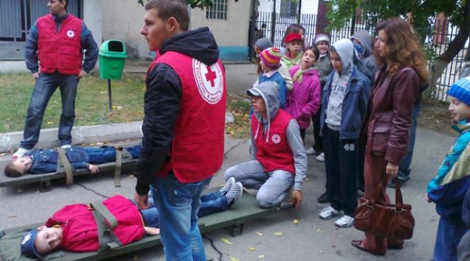 suedezii ii invata pe elevii bucuresteni cum sa reactioneze in cazul producerii unui cutremur