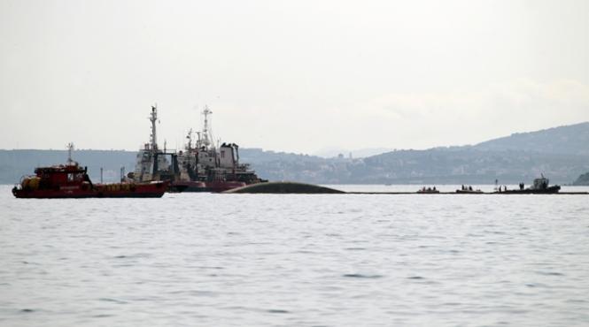 o nava care transporta 2 000 de tone de carburant s a scufundat langa atena capitanul gasit mort in interiorul vasului