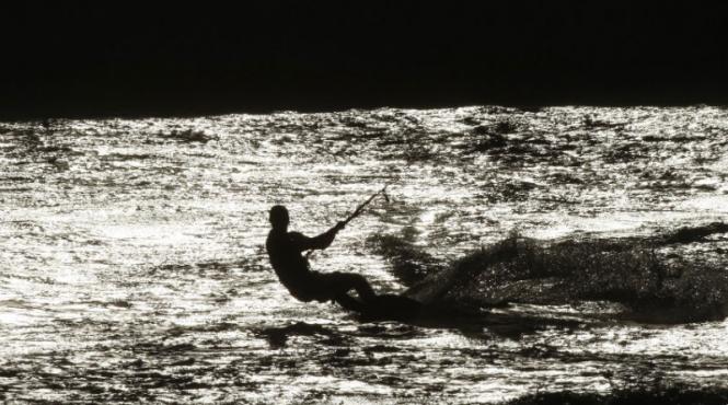 un polonez a petrecut 40 de ore in marea rosie tinand rechinii la distanta cu un cutit