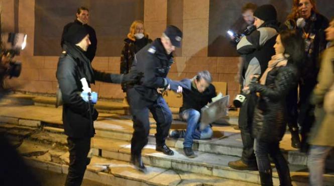 am fost impins tras si imbrancit pana am ajuns in duba