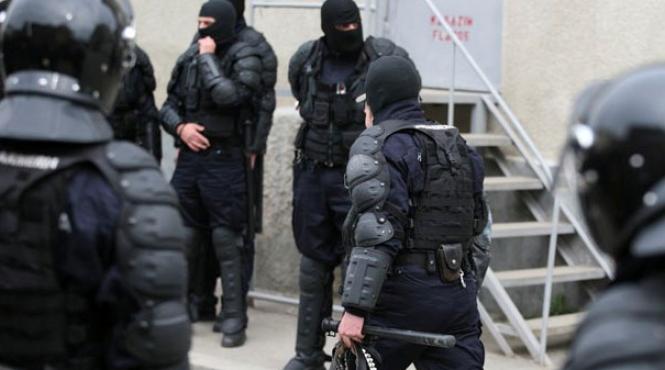 descinderi in forta la mangalia sunt vizate domiciliile liderului clanului raim si cel al unei grefiere