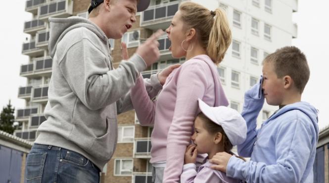 gelozia muscaturile sau spargerea farfuriilor inseamna violenta in famile politia e obligata sa intervina imediat