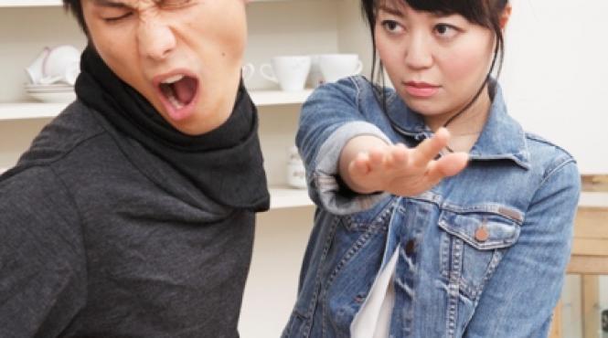 un elev este palmuit de vreo 30 de ori in clasa de catre profesoara sa video