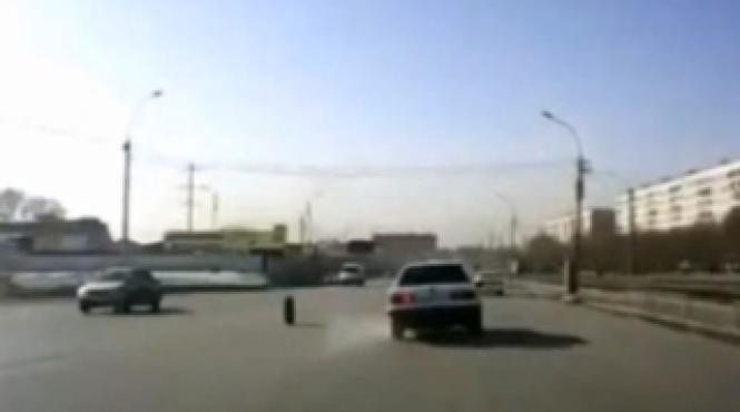 cum a ramas un sofer rus fara roata din fata in timp ce rula pe un bulevard aglomerat video