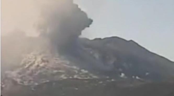 eruptie violenta in japonia lava si pietre vulcanice au fost aruncate la aproape doi kilometri distanta video