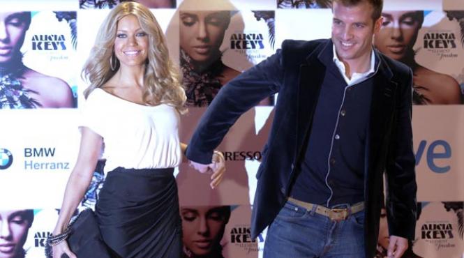foto compromitator sylvie van der vaart surprinsa in bratele altui barbat