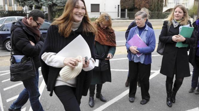carla bruni sarkozy protesteaza fata de publicarea unei fotografii cu fiica sa