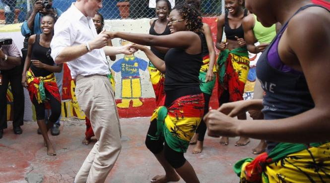 printul harry se plange ca nu si poate gasi sotie si se pregateste sa iasa in oras cu bunica sa regina