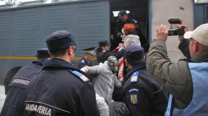 protest anti rosia montana la ministerul mediului activistii umflati de jandarmi si bagati in dube