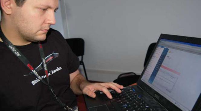 un informatician care te lasa cu gura cascata seful bitdefender scoate virusii atat din carii cat si de pe web uri