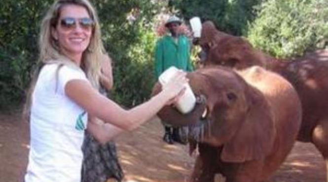 gisele bundchen a hranit cu biberonul un pui de elefant