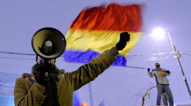 tinerii protestatari din piata universitatii au ocupat consiliul general al capitalei