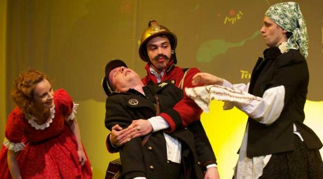 familia tot in binom de ziua mondiala a teatrului