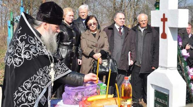 vesti din nordul bucovinei parastas in memoria romanilor secerati de granicerii sovietici in lunca prutului