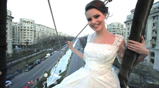 video romania a intrat in cartea recordurilor cu cea mai lunga trena de rochie de mireasa