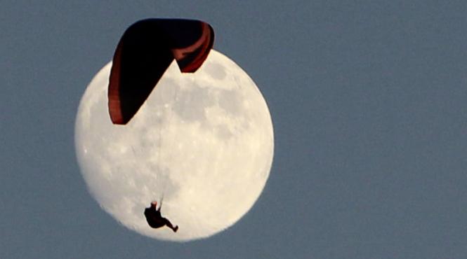 un parapantist s a prabusit pe o casa in judetul brasov