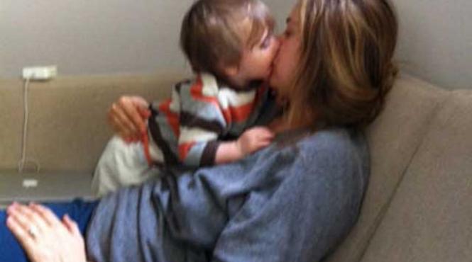 alicia silverstone o mama traditionalista isi hraneste copilul cu mancare mestecata de ea