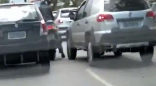video o soferita s a enervat pe un motociclist pentru ca i a lovit masina