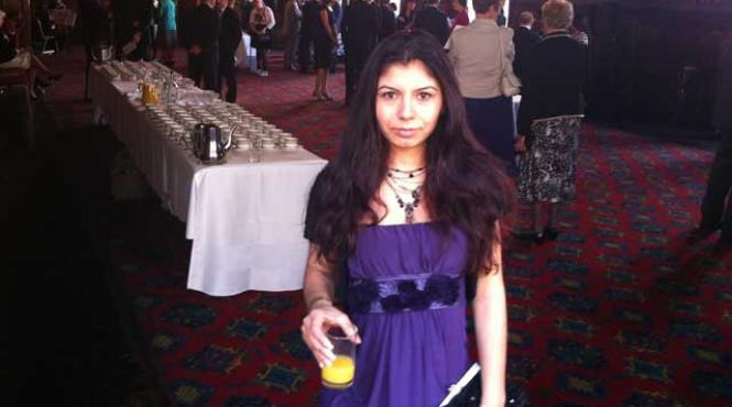 cronica unui dineu cu regina marii britanii dar mie mi e foame nu ne da portie mare