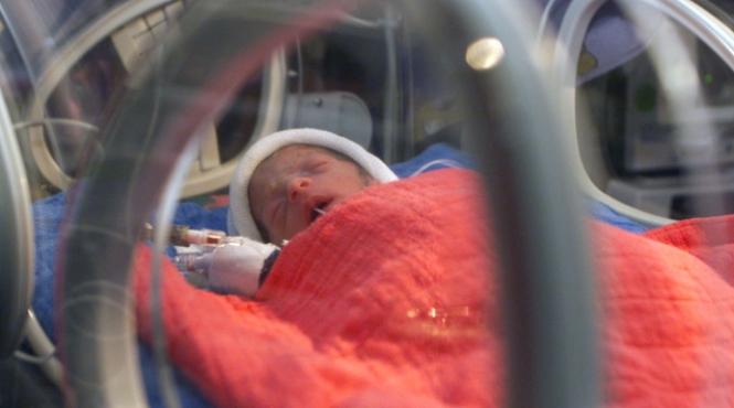 medicii care au lasat trei bebelusi sa moara sufocati sanctionati cu avertisment de colegiul medicilor