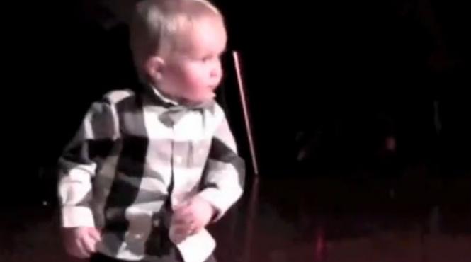 un baietel de doi ani face senzatie pe internet dansand jive vezi filmuletul care a impresionat milioane de persoane in cateva zile