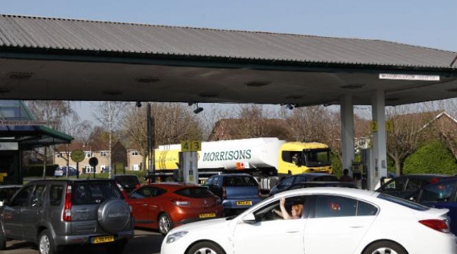 minister ie in marea britanie anuntul politicienilor ca vine criza de benzina a dus la blocarea traficului din cauza cozilor la statiile de alimentare