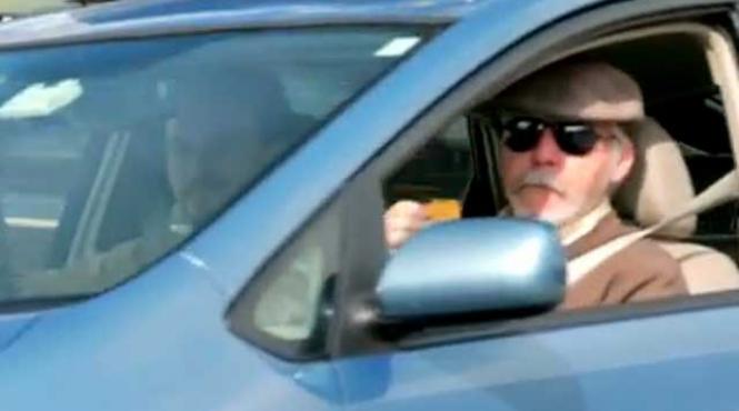 un nevazator la volanul unei masini in circulatie video