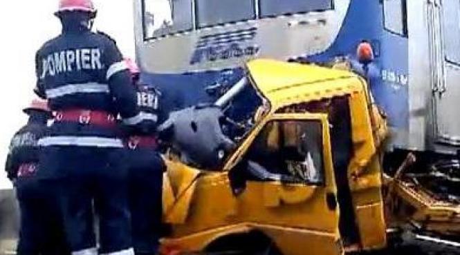 accident feroviar la iasi doua persoane au murit dupa ce o duba s a ciocnit cu un tren video