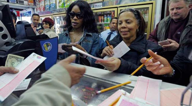 unde i castig record la loto hop si noi cine e romanul surprins de presa straina in timp ce statea la coada la loteria statelor unite