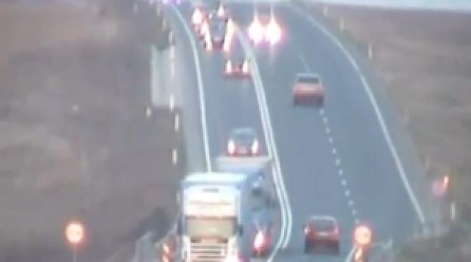 vezi lectia de conduita oferita de soferul prefectului de timis depaseste pe linia dubla si da flash uri celor de pe contrasens video