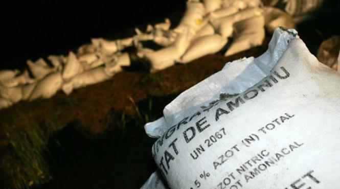 pericol de explozie un tir incarcat cu azotat de amoniu s a rasturnat in apropiere de husi