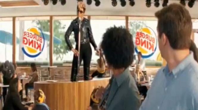 video mary j blige canta despre puii crocanti de la burger king