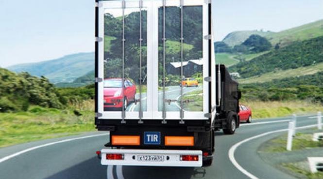 cel mai dement sofer un tir ist a ramas pieton dupa ce a depasit trei autotrenuri pe linia continua video