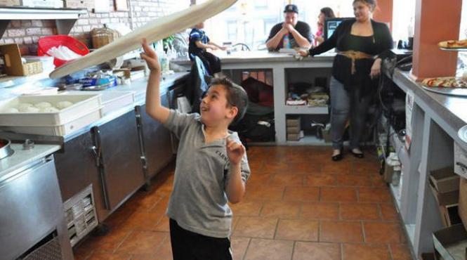invarte pizza ca nimeni altul vezi cum isi uluieste un copil de sapte ani parintii si prietenii video
