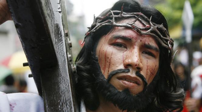 video filipinezii continua sa se schingiuiasca in saptamana mare in ciuda apelurilor bisericii de a nu face circ