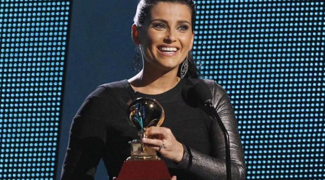 foto nelly furtado merge pe picioroange prin los angeles