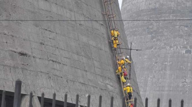 protestatarii greenpeace s au urcat pe termocentrala rovinari