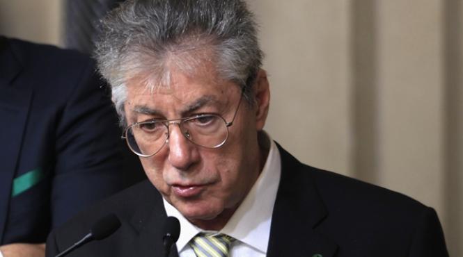 scandal de coruptie in italia liderul extremei drepte umberto bossi a demisionat